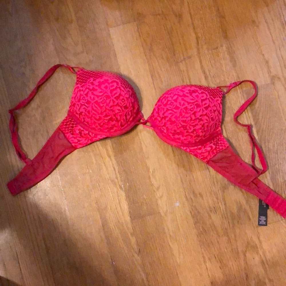Victoria’s Secret bombshell plunge bra